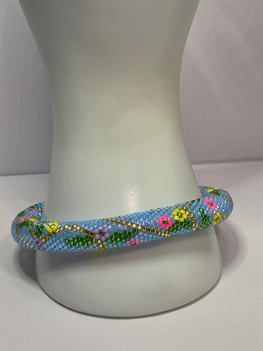 Periwinkle Floral Tubular Peyote Rope Bracelet – Miyuki Seed Beads, Paracord Core, Antique Gold Toggle Clasp