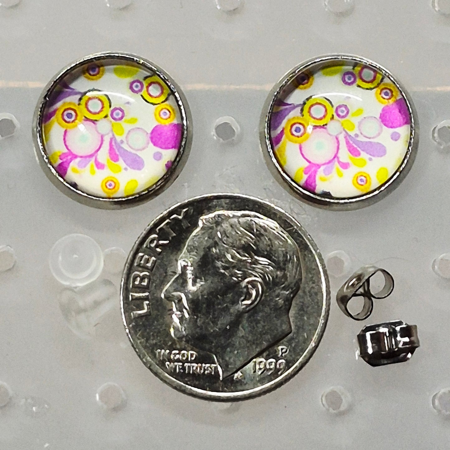 Retro Bubble Pattern Glass Cabochon Stud Earrings | 12mm Round Silver Bezel Mod Studs | Vintage Jewelry