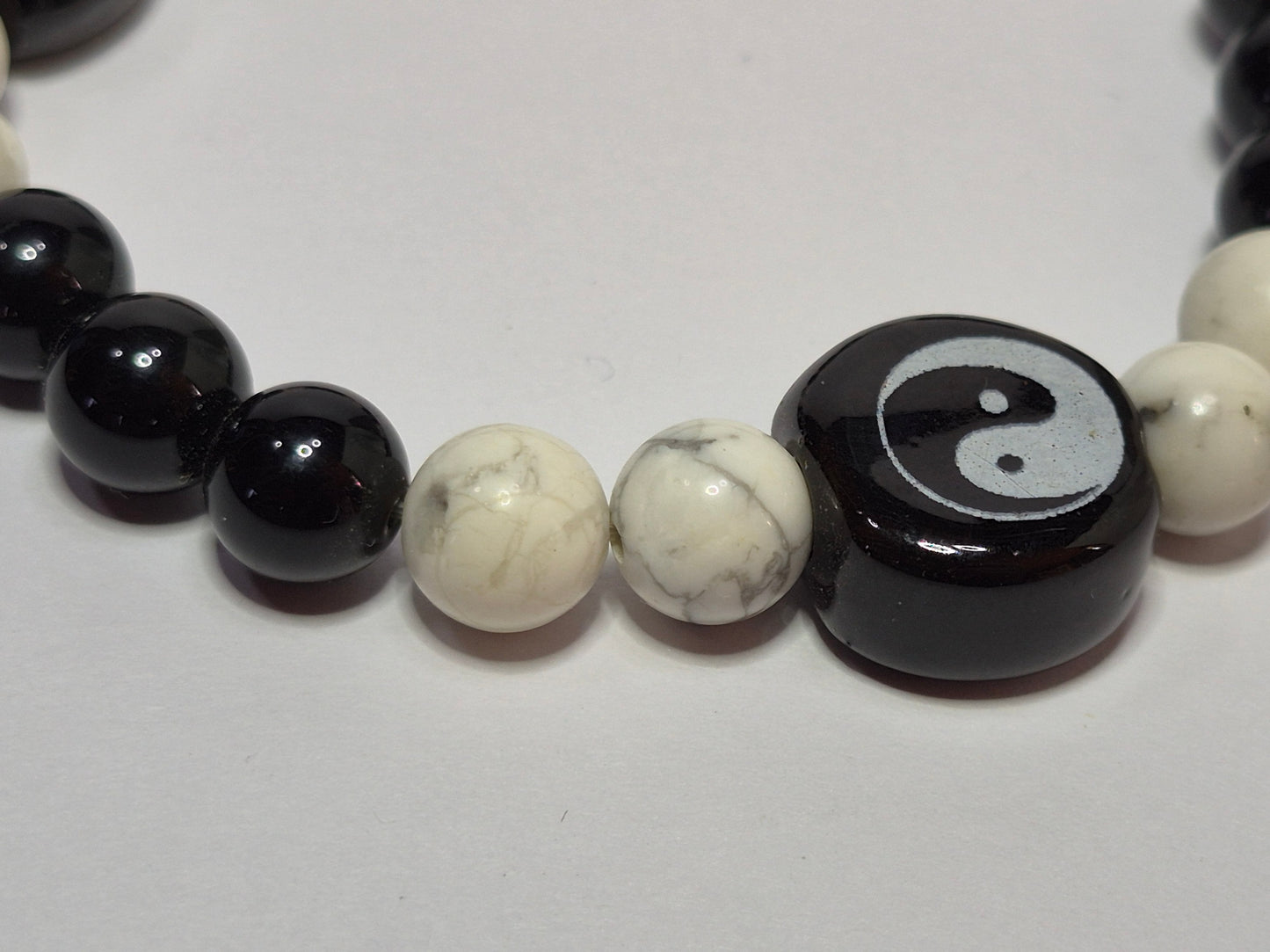 Yin Yang Stretch Bracelet – White Howlite & Black Obsidian Gemstone Bracelet with Glass Yin Yang Beads