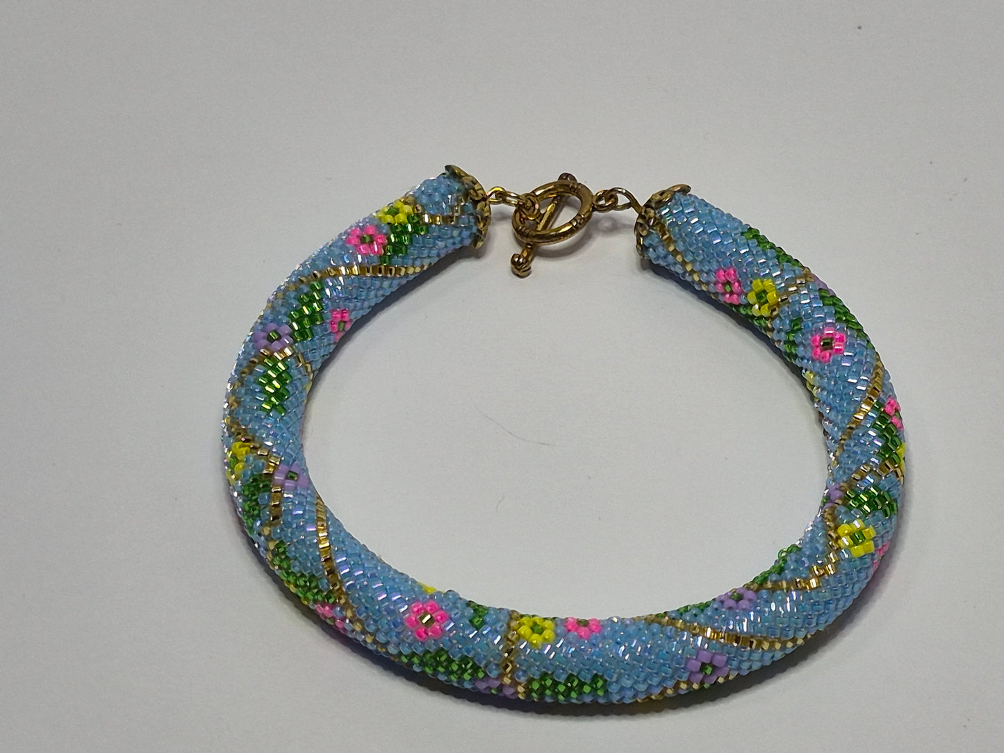 Periwinkle Floral Tubular Peyote Rope Bracelet – Miyuki Seed Beads, Paracord Core, Antique Gold Toggle Clasp
